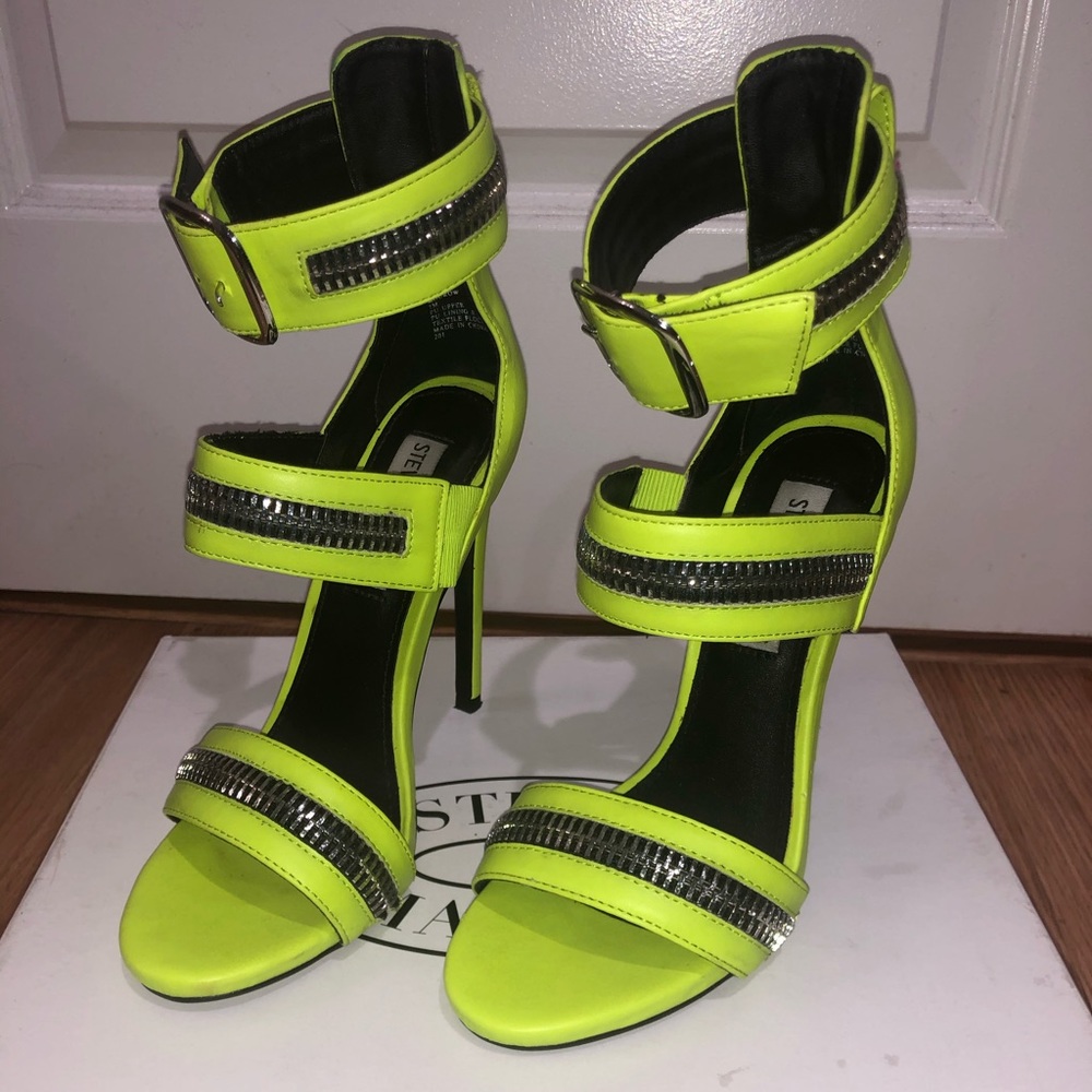 Steve Madden: Mourow bright neon yellow